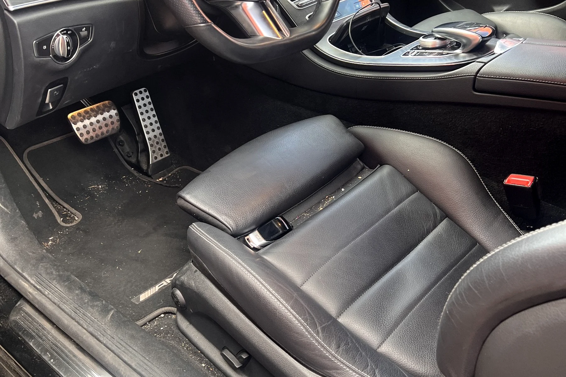 Habitacle Mercedes après nettoyage automobile professionnel